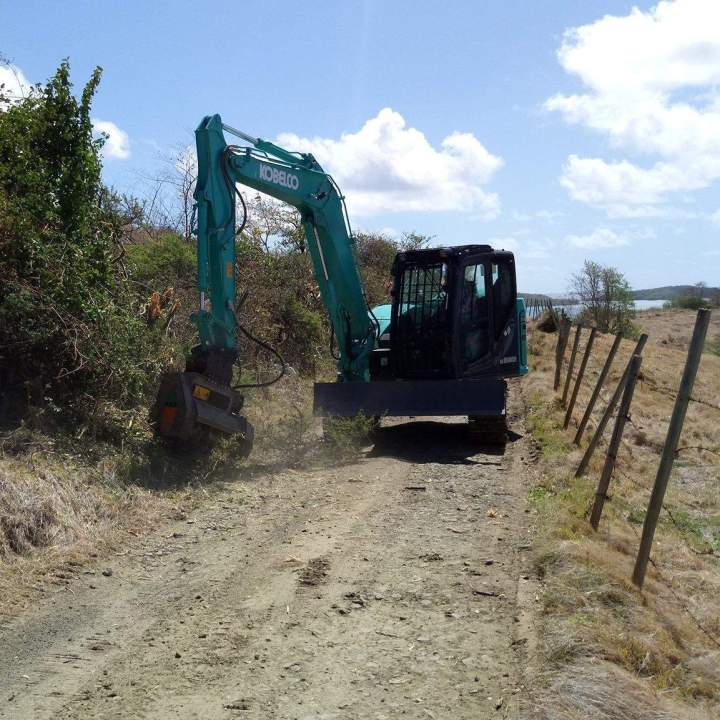 Pelle équipée d'outil de débroussaillage Martinique